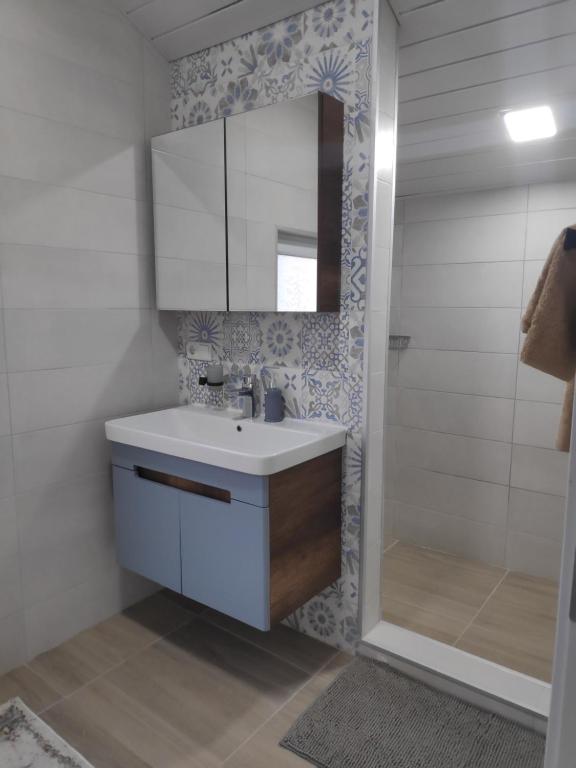 uma casa de banho com um lavatório branco e um chuveiro em Happiness Villas Charnali em Charnali