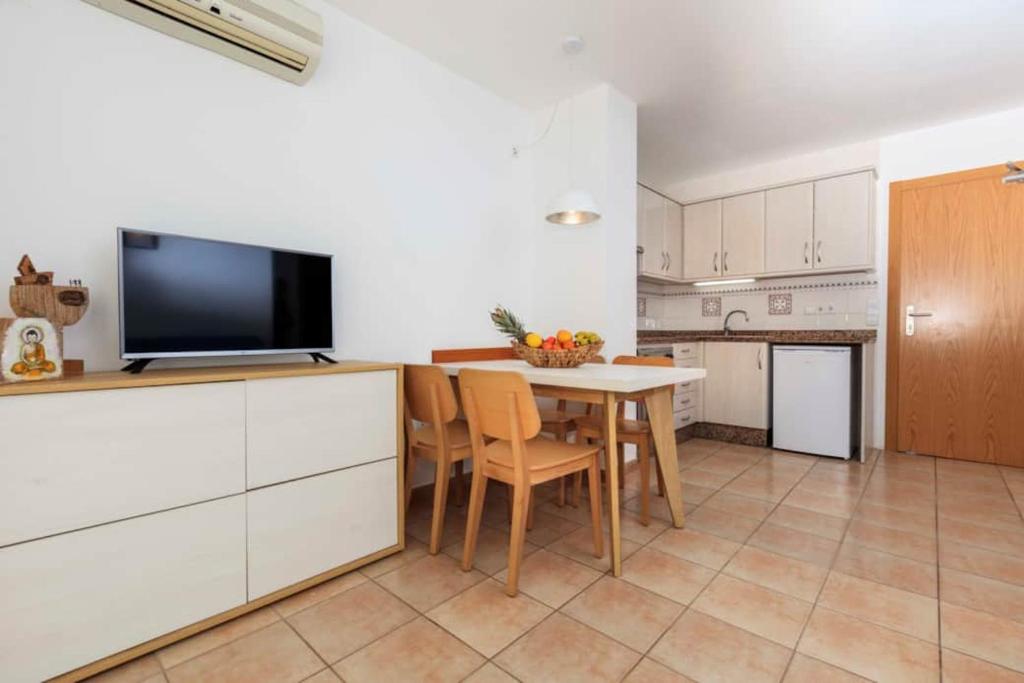 Fotografie z fotogalerie ubytování APARTAMENTOS SA VARADERO 3S CON VISTA MARE LATERALE v destinaci Es Pujols