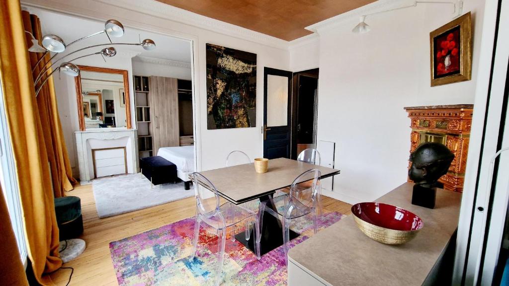 - un salon avec une table et une salle à manger dans l'établissement Cocosmann, à Paris