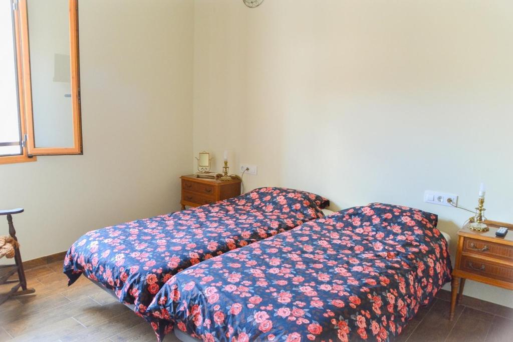 a bedroom with two beds and a table with a mirror at Casa Bienvenida - La Fallera in Carcagente