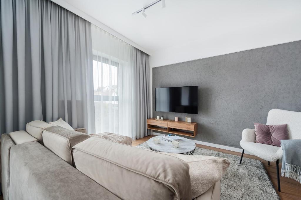 Televízia a/alebo spoločenská miestnosť v ubytovaní Lake Club Apartments - LoftAffair