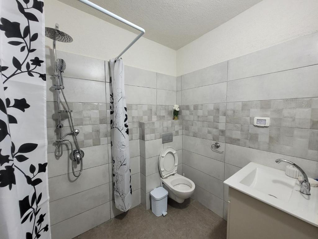 Koupelna v ubytování Akhva Accommodation Unit-אחווה יחידת אירוח