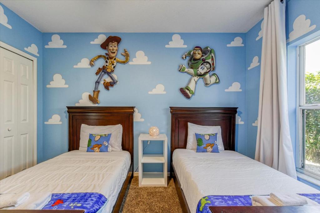 Themed Retreat Near Disney Pool, Spa, Pet Friendly, Orlando (updated