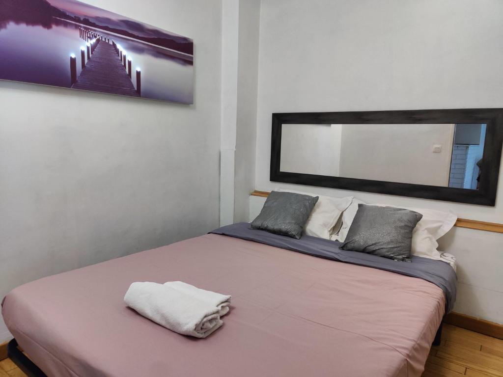 ノワジー・ル・グランにあるEvasion Paris-Disneyのベッドルーム1室(壁に鏡付きのベッド1台付)