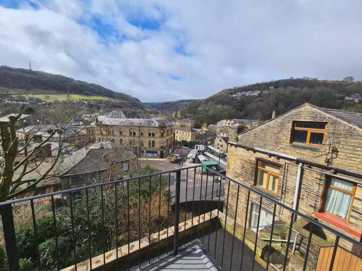 een balkon met uitzicht op de stad bij Beautiful 2 bedroom with patio and amazing views in Hebden Bridge