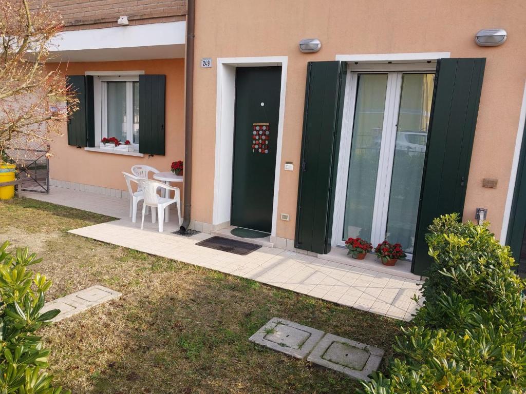 a house with a patio with a table and chairs at A 2 passi dal mare in Scardovari