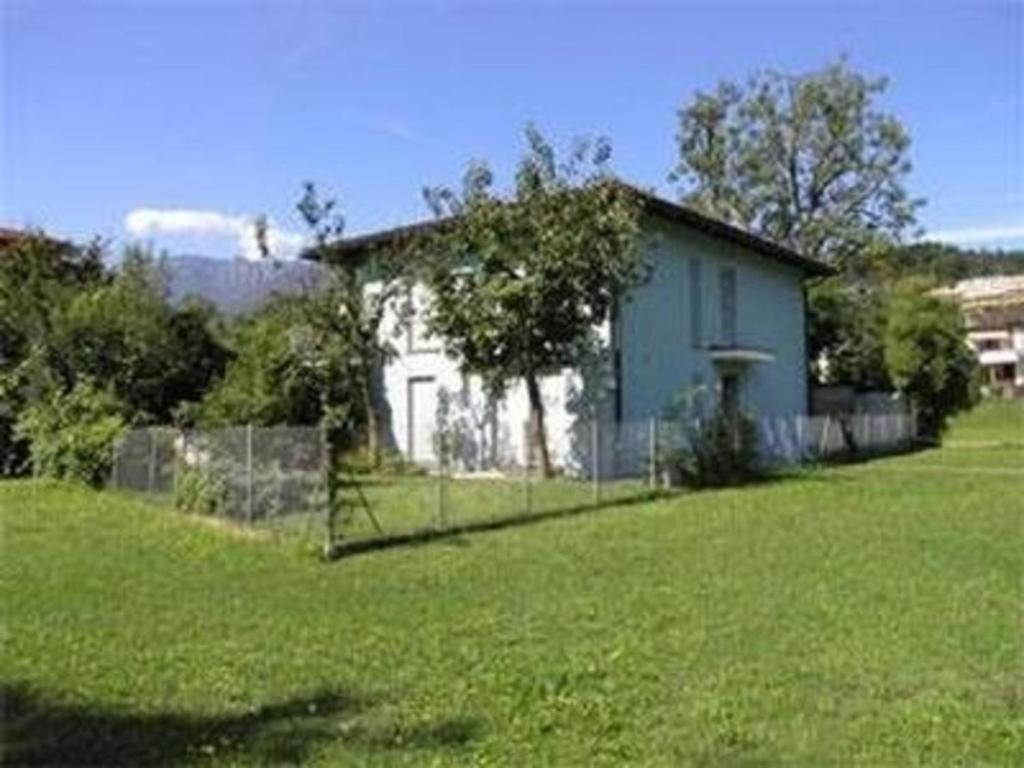mały domek na polu z ogródkiem w obiekcie Casa Irma w mieście Ascona