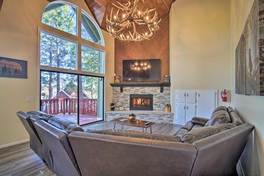 Una sala de estar con un sofá y una chimenea. en Lake Arrowhead Family Home with Deck!, en Lake Arrowhead