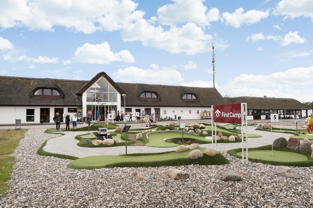 um edifício com um campo de golfe em frente em First Camp Klim Strand - Nordvestkysten em Fjerritslev