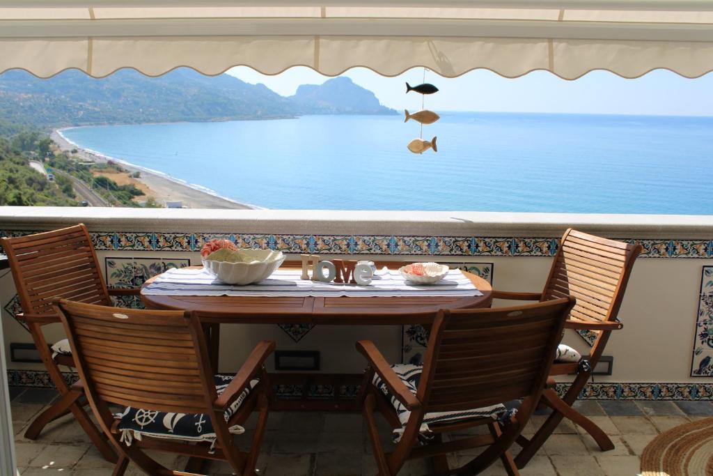 uma mesa numa varanda com vista para o oceano em Cefalù seaside suite em Cefalù