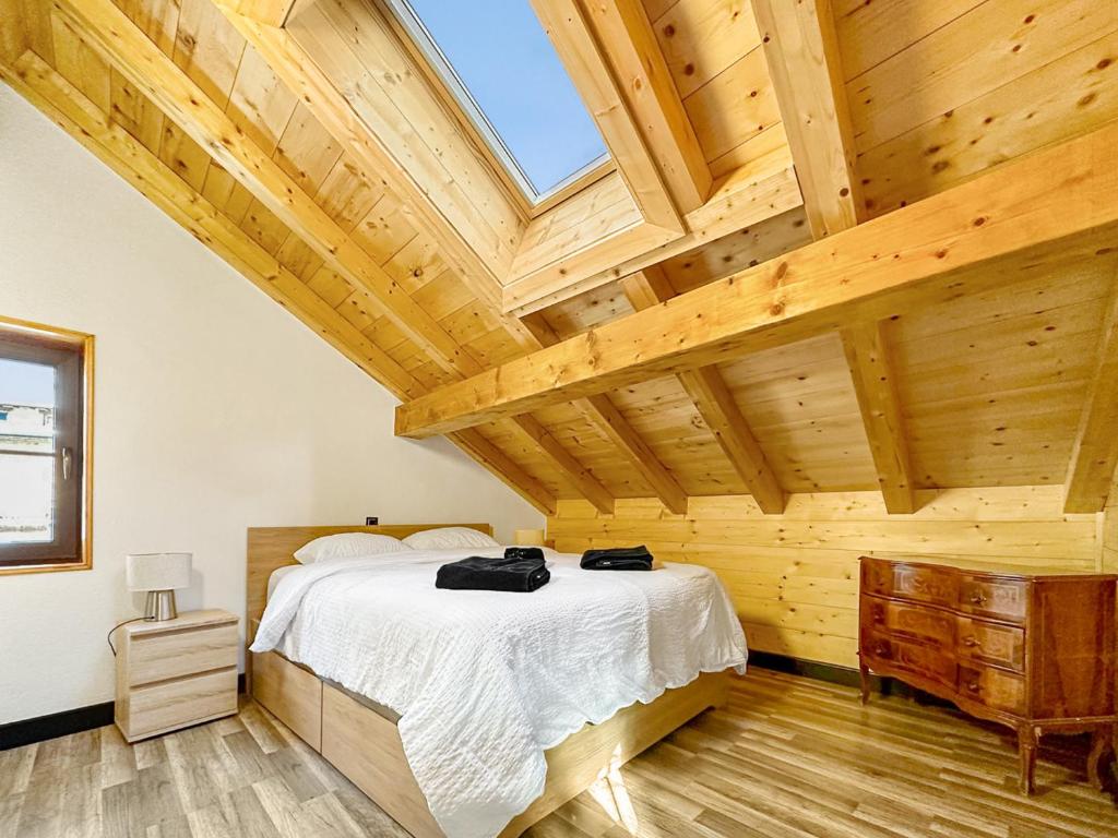 1 dormitorio con cama y techo de madera en Cosy&star en Salvan