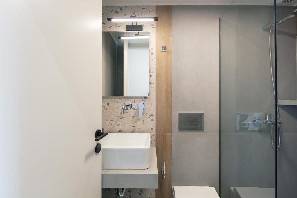 A bathroom at Newly Renovated Queen Bee Villa, with Private Pool & Ping-Pong table