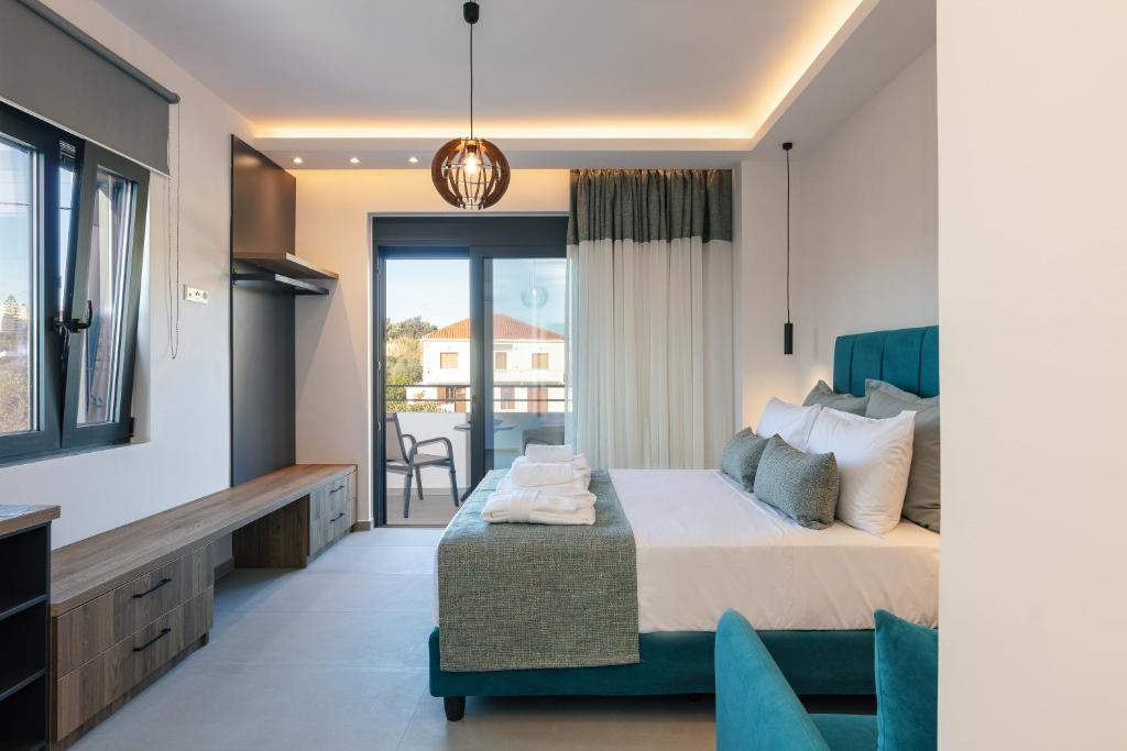 A bed or beds in a room at Newly Renovated Queen Bee Villa, with Private Pool & Ping-Pong table
