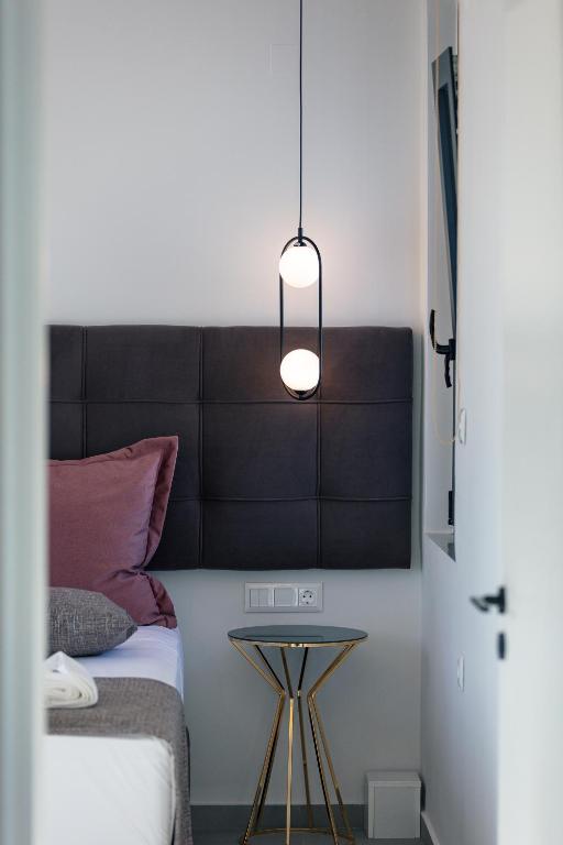 A bed or beds in a room at Newly Renovated Queen Bee Villa, with Private Pool & Ping-Pong table