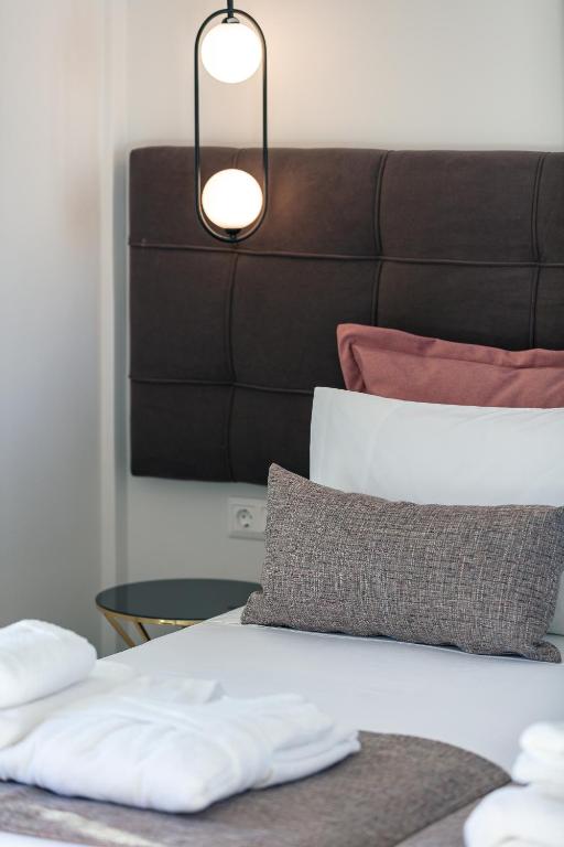 A bed or beds in a room at Newly Renovated Queen Bee Villa, with Private Pool & Ping-Pong table