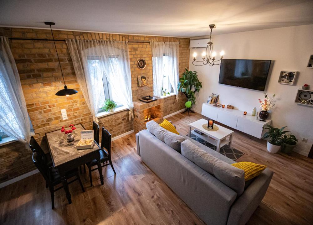 uma sala de estar com um sofá e uma mesa em Apartament Marklissa em Leśna
