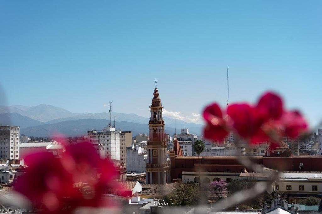 - Vistas a la ciudad y a la torre del reloj en Hotel Ghala Salta en Salta