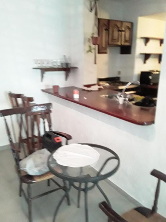 una mesa y sillas en una cocina con encimera en PH cerca Río de la Plata, bares y cafes en Vicente López