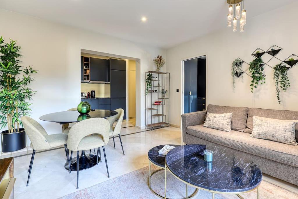 Posedenie v ubytovaní Montaigne Executive Suite