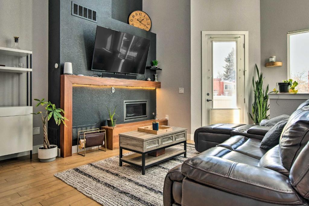 Fotografie z fotogalerie ubytování Modern Townhome Rental 1 Mi to Downtown Denver! v destinaci Denver