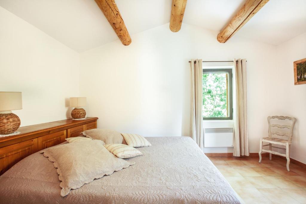 Łóżko lub łóżka w pokoju w obiekcie Gîte St Roch en Luberon