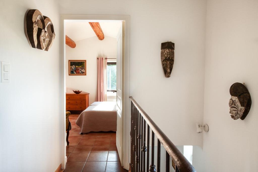 Łóżko lub łóżka w pokoju w obiekcie Gîte St Roch en Luberon