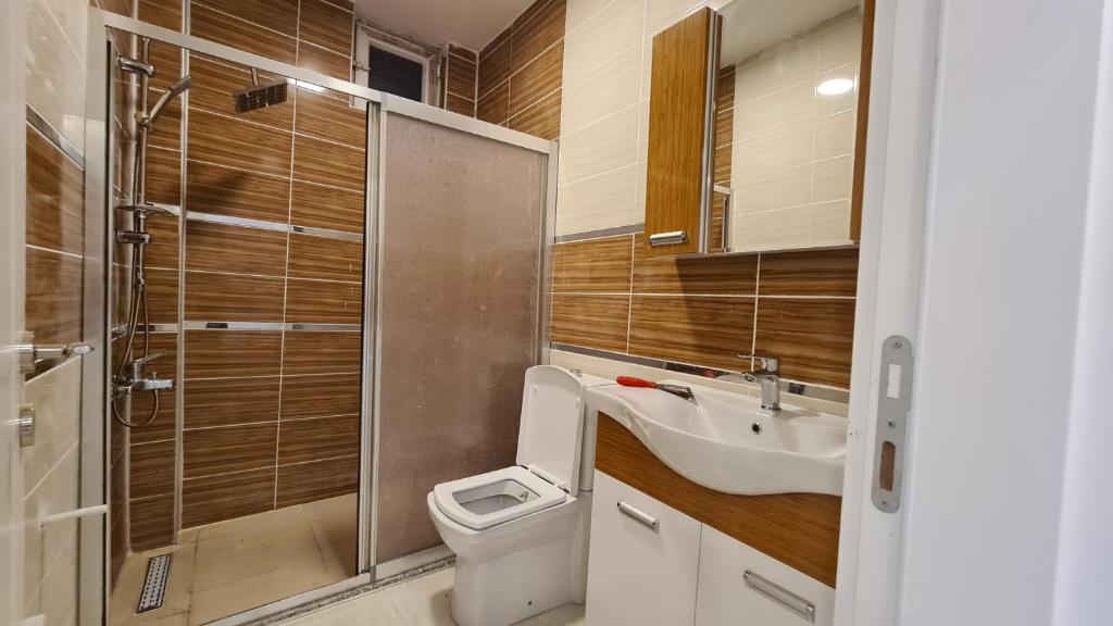 Tunceli的住宿－Peri Suit Tunceli，浴室配有卫生间、盥洗盆和淋浴。