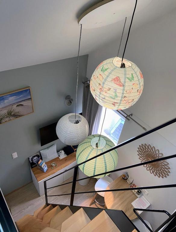 - deux lustres suspendus au-dessus d'un salon dans l'établissement La Madeleine, à Vannes