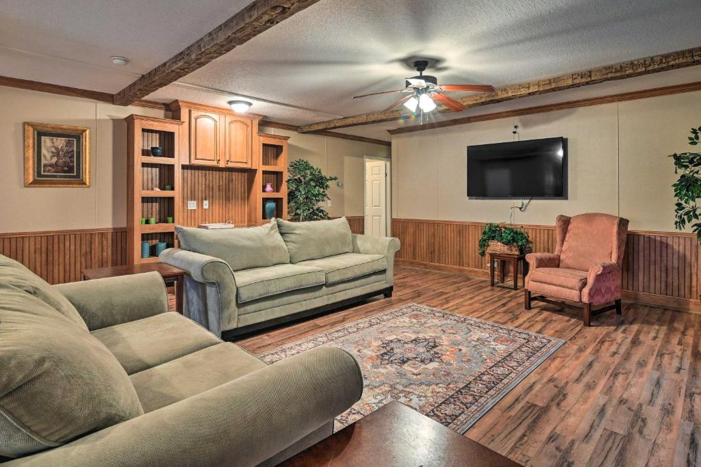 uma sala de estar com um sofá e uma televisão de ecrã plano em Cozy Murrells Inlet Home about 3 and 4 Mi to Beach! em Myrtle Beach