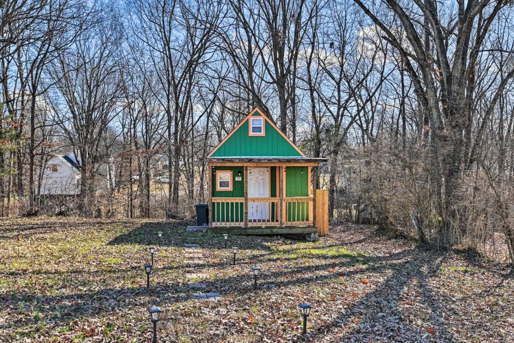 ein kleines Haus inmitten eines Gartens in der Unterkunft Tennessee Tiny Home about 24 Mi to Nashville in Greenbrier