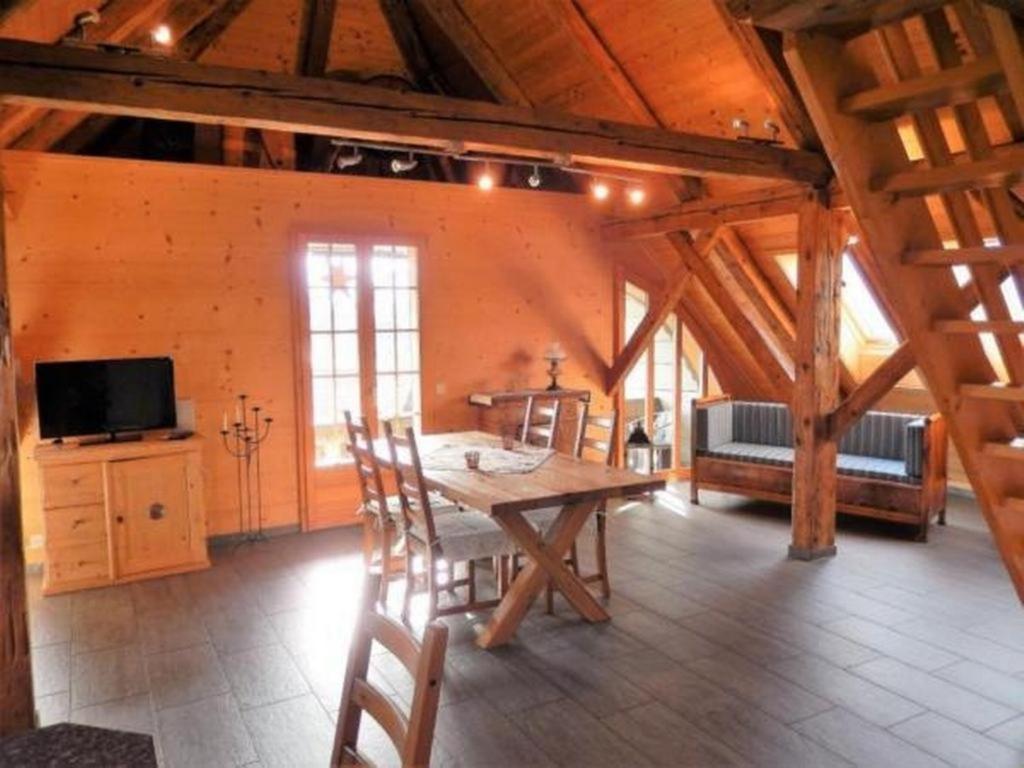 ein Esszimmer mit einem Tisch und Stühlen in einer Hütte in der Unterkunft Ferienwohnung Haus Itten in Hondrich