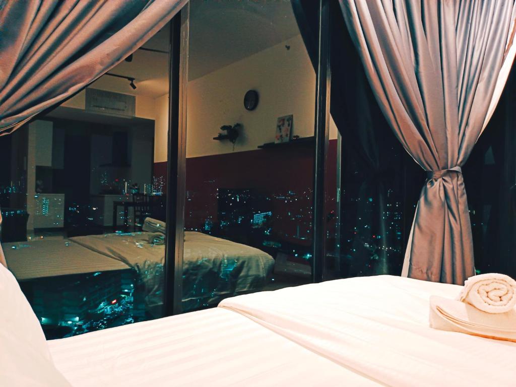 Postel nebo postele na pokoji v ubytování New Georgetown Stylist 2BR Homestay for 10pax 无敌美景两房民宿 Beacon Executive Suite