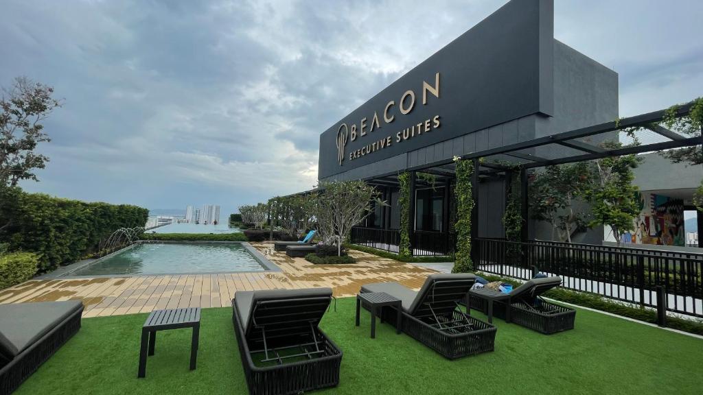 Bazén v ubytování New Georgetown Stylist 2BR Homestay for 10pax 无敌美景两房民宿 Beacon Executive Suite nebo v jeho okolí
