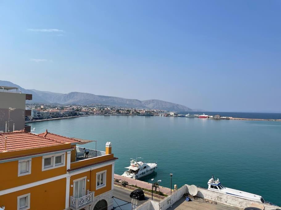 een uitzicht op een waterlichaam met een boot erin bij Sea View Condo in Chios