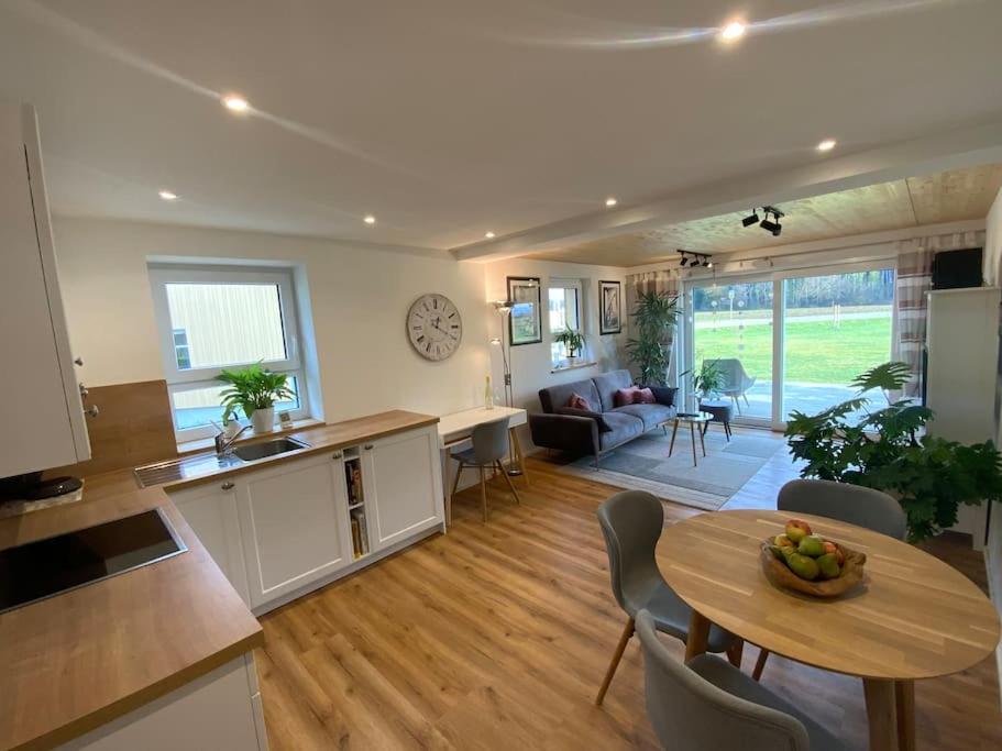 cocina y sala de estar con mesa y comedor en Ferienwohnung Weitblick, en Ravensburg