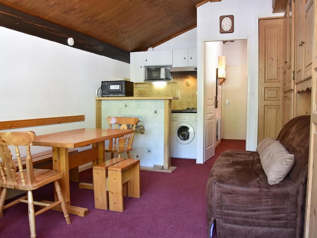 Il comprend un salon avec une table et une cuisine. dans l'établissement Studio Pralognan-la-Vanoise, 1 pièce, 4 personnes - FR-1-464-151, à Pralognan-la-Vanoise