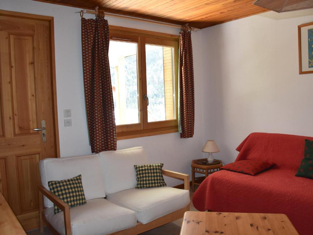 a living room with a white couch and a window at Appartement Pralognan-la-Vanoise, 3 pièces, 3 personnes - FR-1-464-183 in Pralognan-la-Vanoise