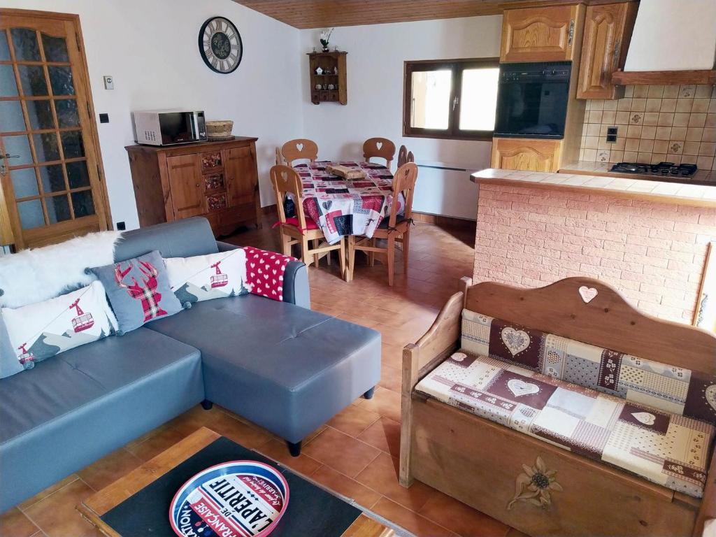 un salon avec un canapé bleu et une table dans l'établissement Duplex lumineux avec mezzanine, proche pistes et centre, balcon sud, garage inclus - FR-1-464-194, à Pralognan-la-Vanoise