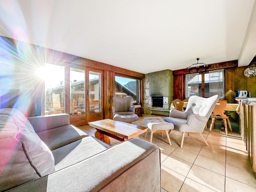 een woonkamer met een bank, stoelen en een tafel bij Instant sports & ski Paradise in Verbier