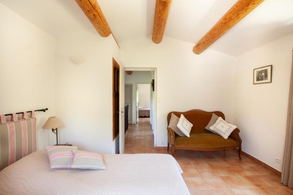 sypialnia z łóżkiem i krzesłem w obiekcie Gîte St Roch en Luberon w mieście Castellet