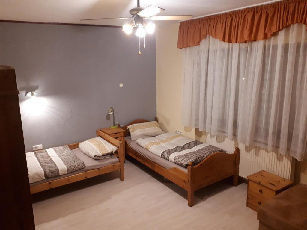 Postel nebo postele na pokoji v ubytování Gästehaus Möbius