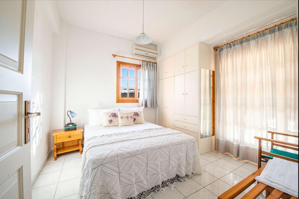 Postel nebo postele na pokoji v ubytování Messini Agrilia Residence