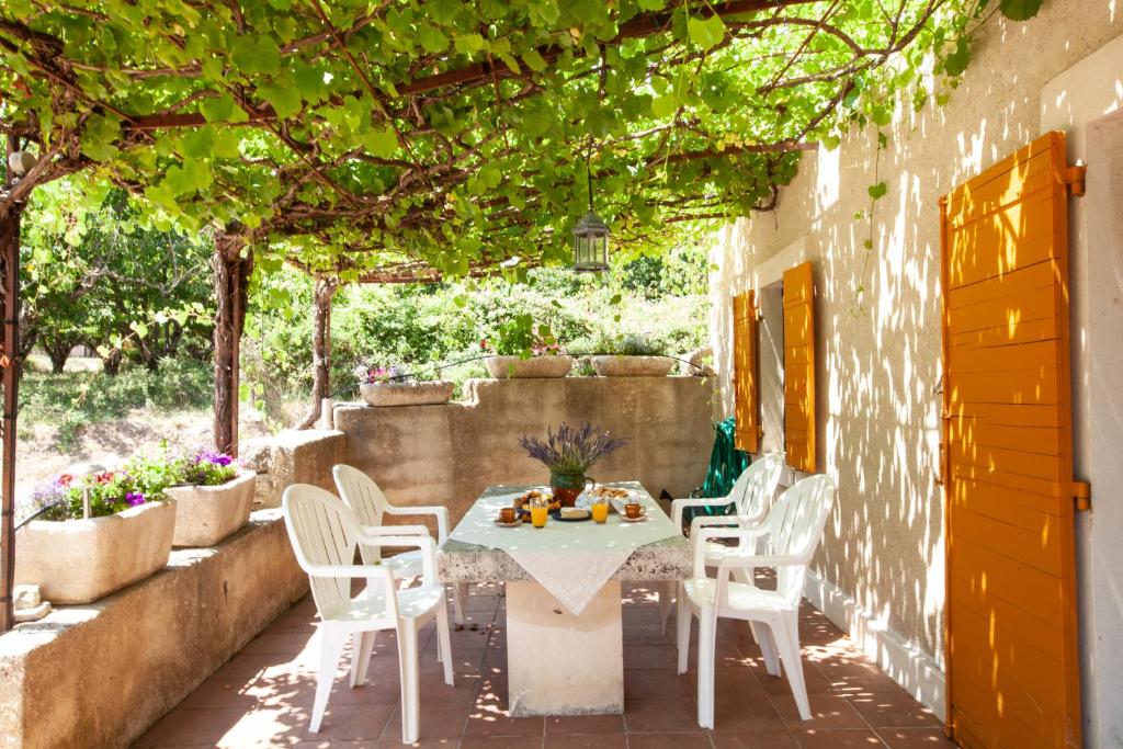 Część wypoczynkowa w obiekcie Gîte St Roch en Luberon