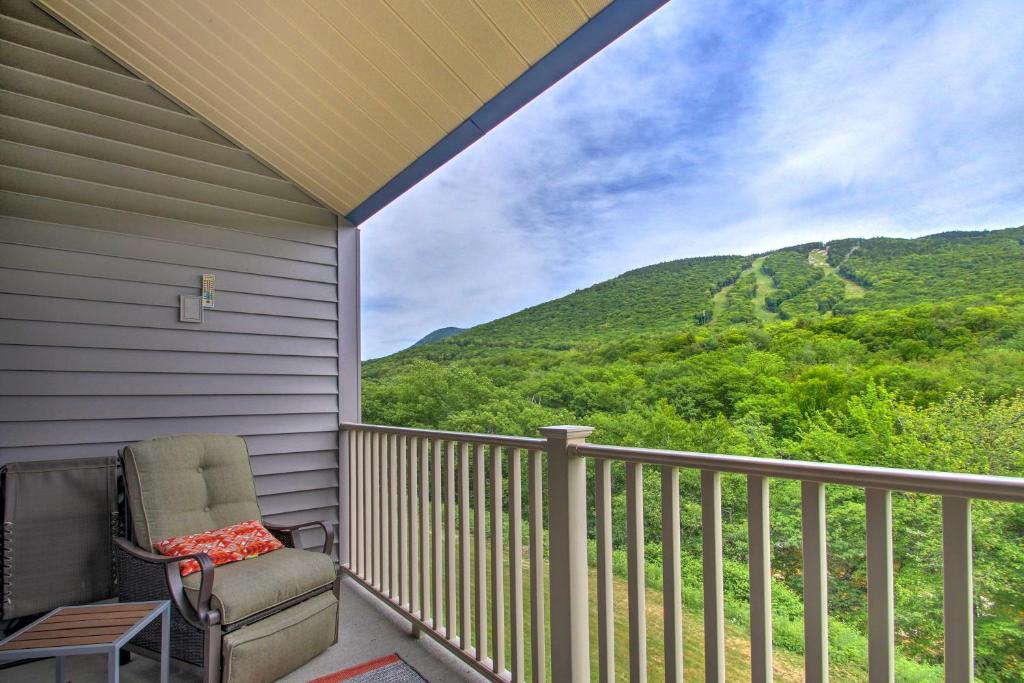 balcón con silla y vistas a las montañas en Lincoln Condo with Resort Amenities and Mountain Views en Lincoln