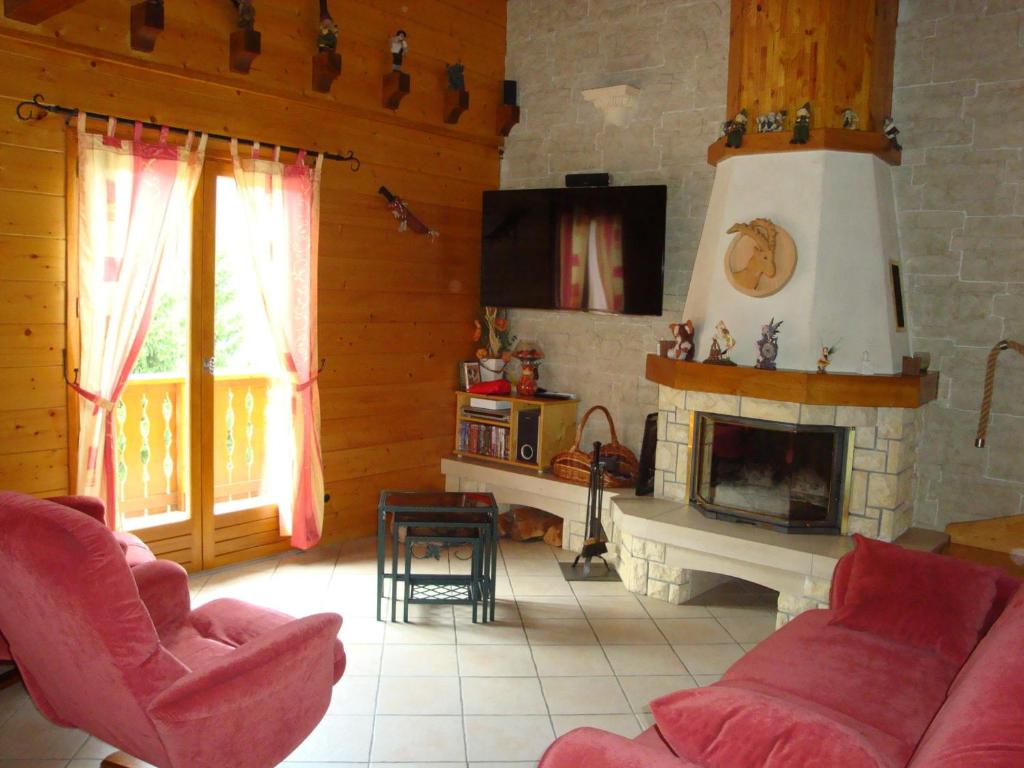 プラローニャン・ラ・ヴァノワーズにあるChalet Pralognan-la-Vanoise, 4 pièces, 8 personnes - FR-1-464-39のリビングルーム(赤い椅子、暖炉付)