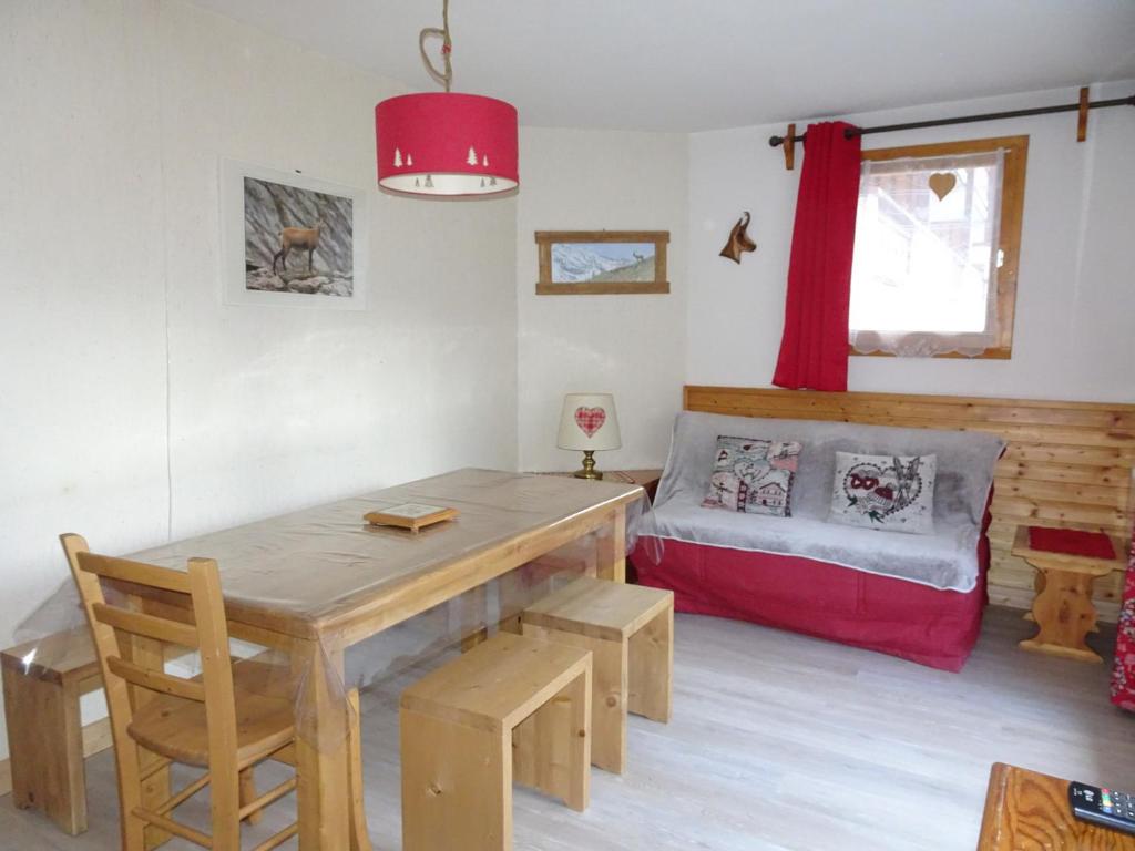 プラローニャン・ラ・ヴァノワーズにあるAppartement Pralognan-la-Vanoise, 3 pièces, 6 personnes - FR-1-464-49のリビングルーム(テーブル、ソファ付)