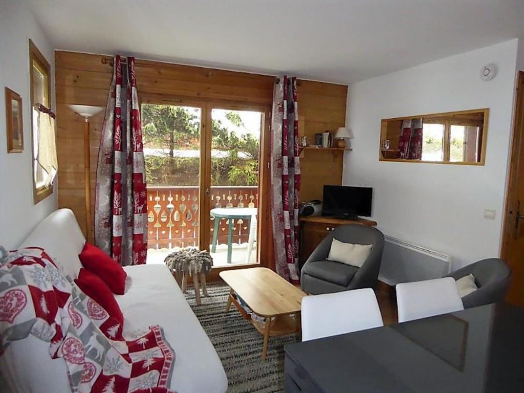 - un salon avec un lit, un canapé et une chaise dans l'établissement Rez-de-jardin cosy avec 3 pièces, proche pistes et centre de Pralognan-la-Vanoise - FR-1-464-55, à Pralognan-la-Vanoise
