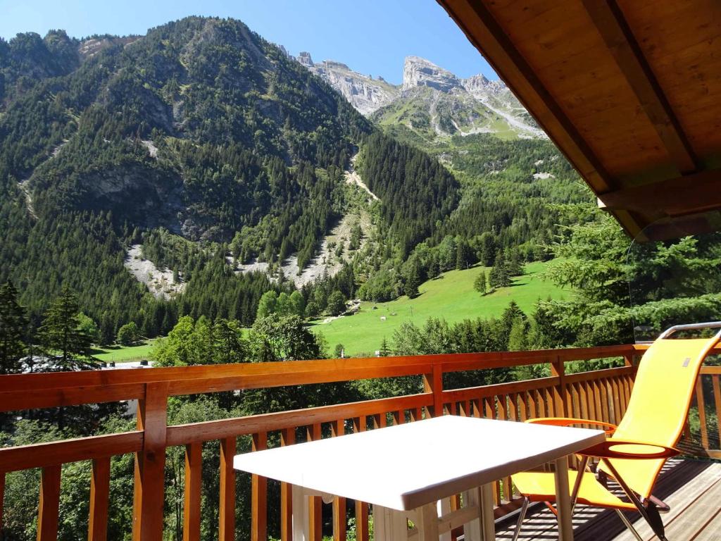 プラローニャン・ラ・ヴァノワーズにあるAppartement Pralognan-la-Vanoise, 4 pièces, 6 personnes - FR-1-464-56の山の景色を望むバルコニー(テーブル、椅子付)