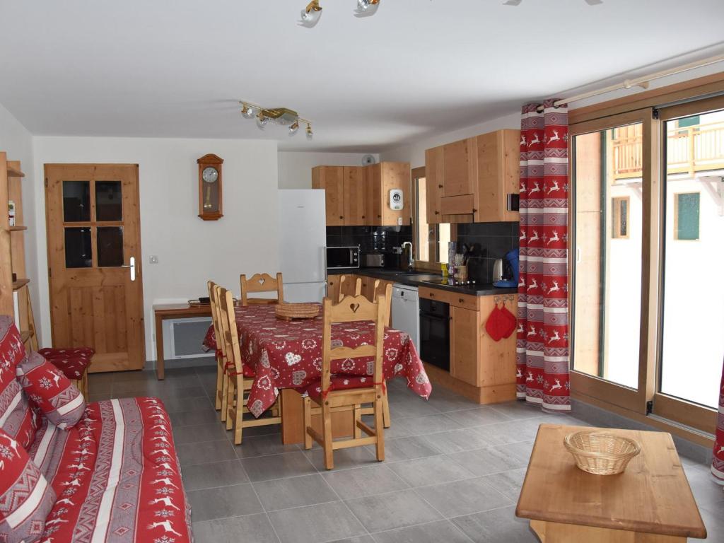 Kuchyň nebo kuchyňský kout v ubytování Bel appartement neuf avec grande terrasse au centre de Pralognan-la-Vanoise - FR-1-464-58