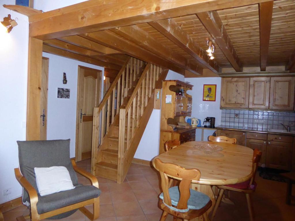 プラローニャン・ラ・ヴァノワーズにあるAppartement Pralognan-la-Vanoise, 4 pièces, 6 personnes - FR-1-464-61の木製のテーブルと木製の階段付きのキッチン